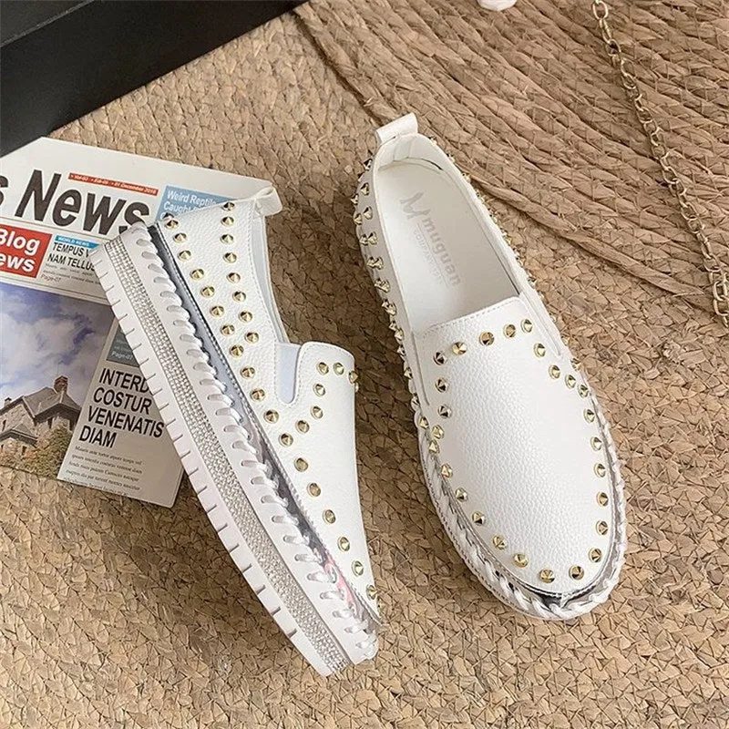 A Pair of Small White Shoes Summer Fashion Rivet Thick-sole Simple Women’s Shoes Love Shoes Women’s Size Single Shoe