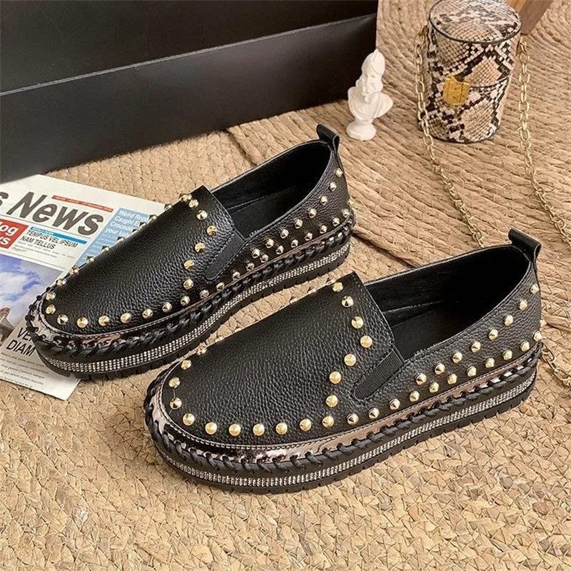 A Pair of Small White Shoes Summer Fashion Rivet Thick-sole Simple Women’s Shoes Love Shoes Women’s Size Single Shoe