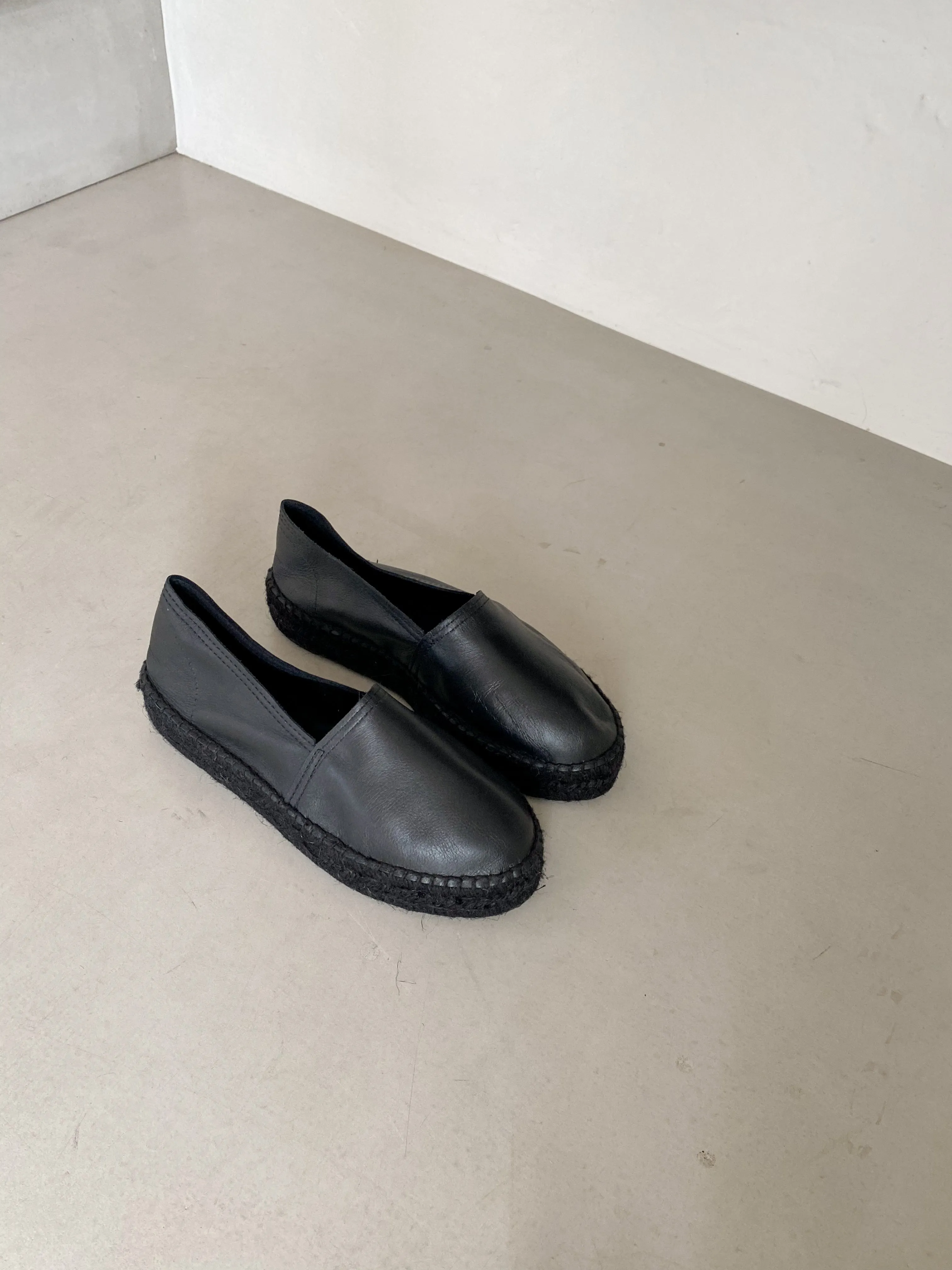 Total Black Slippers