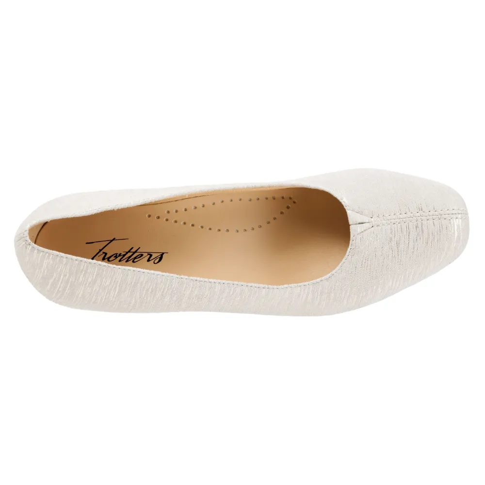 Trotters Doris Off White Leather Pump (Women's)